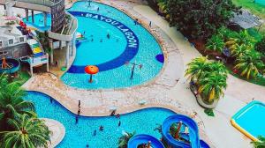 une vue aérienne d'une grande piscine dans un complexe hôtelier dans l'établissement Ombak Rileks Palace, à Malacca