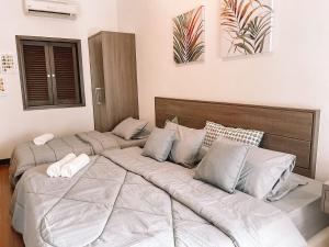 une chambre avec deux lits avec oreillers dans l'établissement Ombak Rileks Palace, à Malacca 14 autres photos