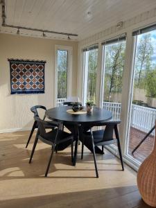 にあるClose to Eve Airport, Perfect Northen Light Spotの黒いテーブルと椅子のあるダイニングルーム