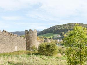een oud kasteel met een heuvel op de achtergrond bij Riverside Cottage in Conwy