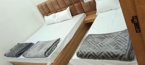 Ένα ή περισσότερα κρεβάτια σε δωμάτιο στο Hotel Gokul