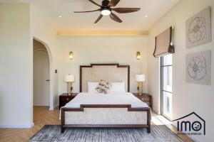 ホーチミン・シティにあるMaison Villa de Palm Marina A83 Luxのベッドと天井扇風機のある寝室 +54枚の写真