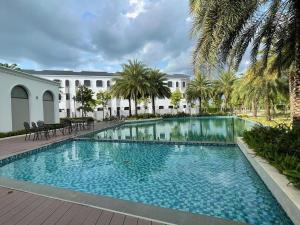 ホーチミン・シティにあるMaison Villa de Palm Marina A83 Luxの建物の前の大きなプール