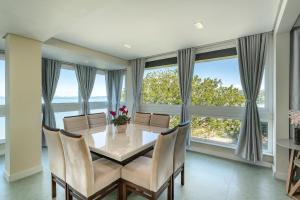 ジンブロスにあるB300 - Casa Beira Mar com piscina Privativaのダイニングルーム(テーブル、椅子、大きな窓付)