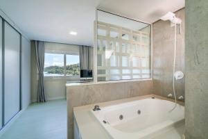 ジンブロスにあるB300 - Casa Beira Mar com piscina Privativaのバスルーム(大きな鏡、バスタブ付) +80枚の写真