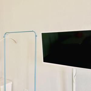Un televisor de pantalla plana colgado en una pared en CHACHA LATTE Hongdae Apartment 1min to station 弘大 ホンデ, en Seúl 32 fotos más