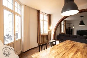 Posezení v ubytování Les Voyageurs 2 chambres proche gare + 12 fotografií