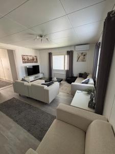 sala de estar amplia con sofás y sofá en WhiteHouse, peaceful togetherness, en Lehtimäki