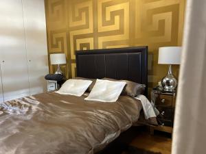 ein Schlafzimmer mit einem großen Bett und zwei Kissen in der Unterkunft Oriente River Apartments by Paula de Assunção in Lisbon Humberto Delgado Airport