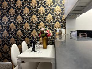 ein Esszimmer mit einem Tisch und einer Vase mit Blumen in der Unterkunft Oriente River Apartments by Paula de Assunção in Lisbon Humberto Delgado Airport + 33 Fotos