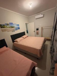 Ένα ή περισσότερα κρεβάτια σε δωμάτιο στο Casa Grande em Ótima localização em Maresias