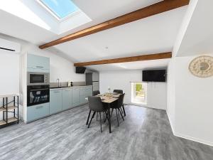 Kuchyň nebo kuchyňský kout v ubytování Les Lys - Charme et confort au cœur du Blayais