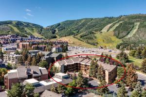 een luchtzicht op een gebouw met een rode cirkel bij Snowcrest 216 condo in Park City
