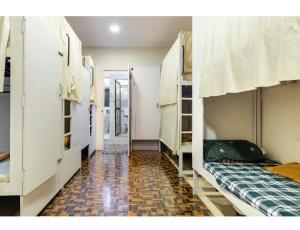 une chambre avec deux lits superposés et un couloir dans l'établissement goldenstar deluxe dormitory, à Mumbai