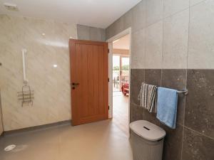 une salle de bain avec toilettes et porte en bois dans l'établissement Fisherman's Rest, à Henley 23 autres photos