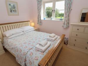 une chambre avec un lit avec des serviettes dessus dans l'établissement Fisherman's Rest, à Henley