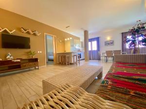 圣玛丽亚Ca GIOgió的带沙发和电视的大型客厅