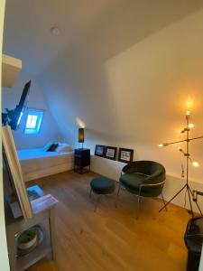 a room with a bed and two chairs and a table at Oase d'Itegem - Wellness & Luxe in Heist-op-den-Berg