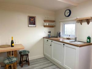 Una cocina o cocineta en Cwt Ceiriog