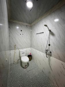 Phòng tắm tại NOOK INN 3 min walk to HOAN KIEM LAKE 139 Hang Bac st