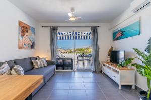 Posezení v ubytování Renovated apartment with sunny terrace and ocean views in Malibu Park Tenerife