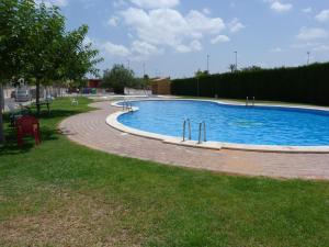 Piscina de la sau aproape de Adosado Calle Mar Cantabrico