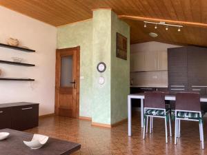 a kitchen with a table and chairs in a room at Appartamenti Elda Zandegiacomo in Auronzo di Cadore