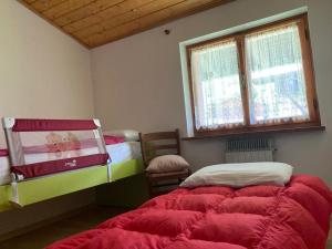a bedroom with two beds and a window at Appartamenti Elda Zandegiacomo in Auronzo di Cadore