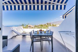 Balkón nebo terasa v ubytování Renovated apartment with sunny terrace and ocean views in Malibu Park Tenerife