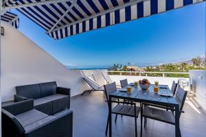 Balkón nebo terasa v ubytování Renovated apartment with sunny terrace and ocean views in Malibu Park Tenerife