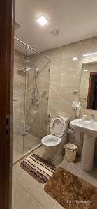 Un baño con ducha, inodoro y lavabo. en Chilax by the Ocean, en Dehiwala