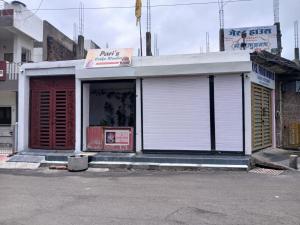 JāmbにあるShree DashbhujaNath Staysの正面に看板がある空の建物