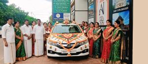 ブバネーシュワルにあるAshok Nandini Guest Houseの車の前に立つ集団