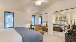 Ένα ή περισσότερα κρεβάτια σε δωμάτιο στο Vail Vista Mountain Retreat w Balcony Views Near Vail Ski Village