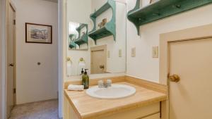 Η κουζίνα ή μικρή κουζίνα στο Vail Vista Mountain Retreat w Balcony Views Near Vail Ski Village +24 φωτογραφίες