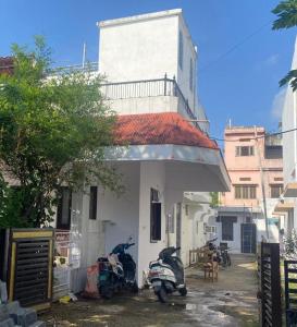 Un grupo de motocicletas estacionadas frente a un edificio. en The Ramayana, en Udaipur 43 fotos más