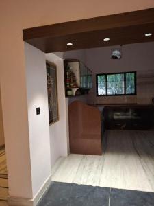 Una sala de estar con un sofá y un piano. en The Ramayana, en Udaipur