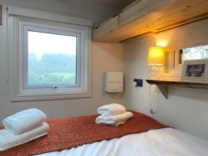 Una cama o camas en una habitación de Cwt Ceiriog