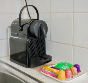 a toaster sitting on a counter next to a sink at Le Clemenceau 1 in Margny-lès-Compiègne