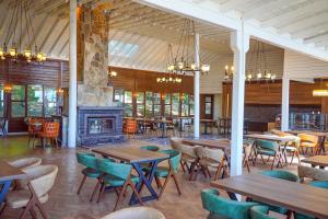 a restaurant with tables and chairs and a fireplace at Fatsa Belediyesi Çerkezler Tepesi Bungalov Otel in Fatsa
