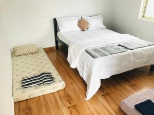 Ένα ή περισσότερα κρεβάτια σε δωμάτιο στο Hampi Glow Homestay +4 φωτογραφίες