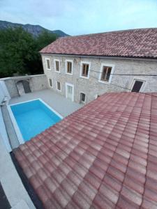 TribaljにあるVila Castle Tribaljのタイル張りの屋根とスイミングプール付きの家