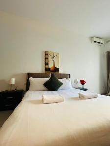 セントジュリアンズにあるLuxury Stay Private Room with Ensuiteの大きな白いベッドと2つの枕