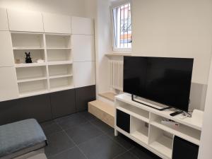 a living room with a flat screen tv on a white cabinet at SBT centro in San Benedetto del Tronto