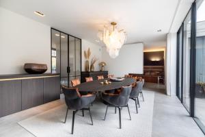 a dining room with a table and chairs at Oase d'Itegem - Wellness & Luxe in Heist-op-den-Berg