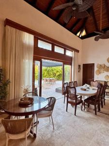un salon avec une table et des chaises de salle à manger dans l'établissement Villa in Cap Cana 4BR Green Village, à Punta Cana