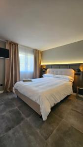 a large white bed in a bedroom with a window at Casa Candeleda Alojamiento Boutique in Candeleda