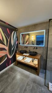 a bathroom with two sinks and a large mirror at Casa Candeleda Alojamiento Boutique in Candeleda