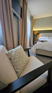 a hotel room with two beds and a couch at Casa Candeleda Alojamiento Boutique in Candeleda