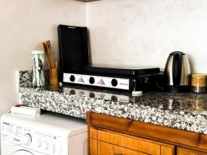 Η κουζίνα ή μικρή κουζίνα στο Moderne Studio location a coté du Stade Ibn Batouta de Tanger